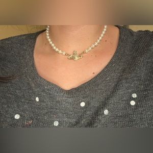Mini bas relief pearl choker in gold
